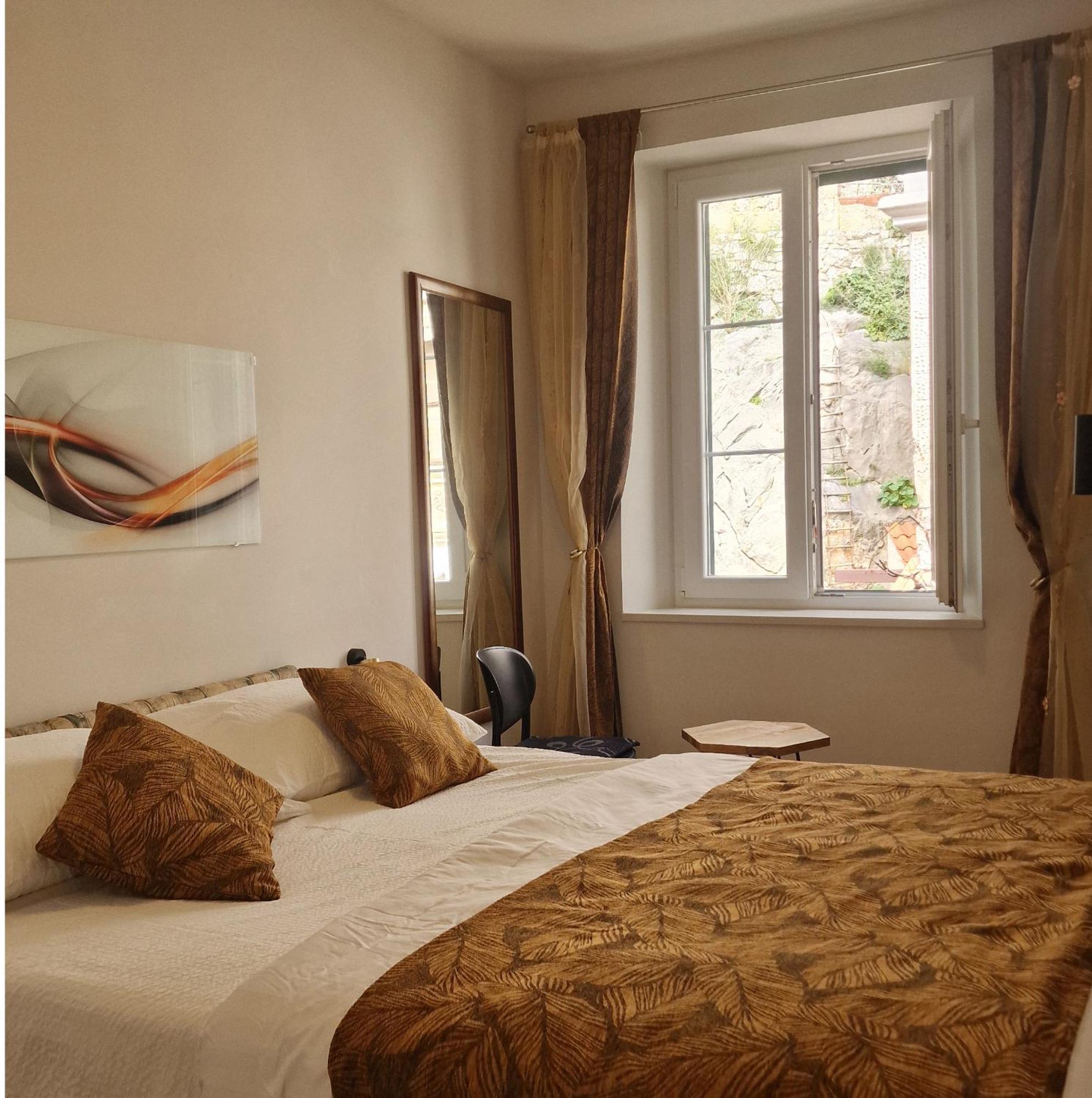 Old Town Apartment Омиш Экстерьер фото